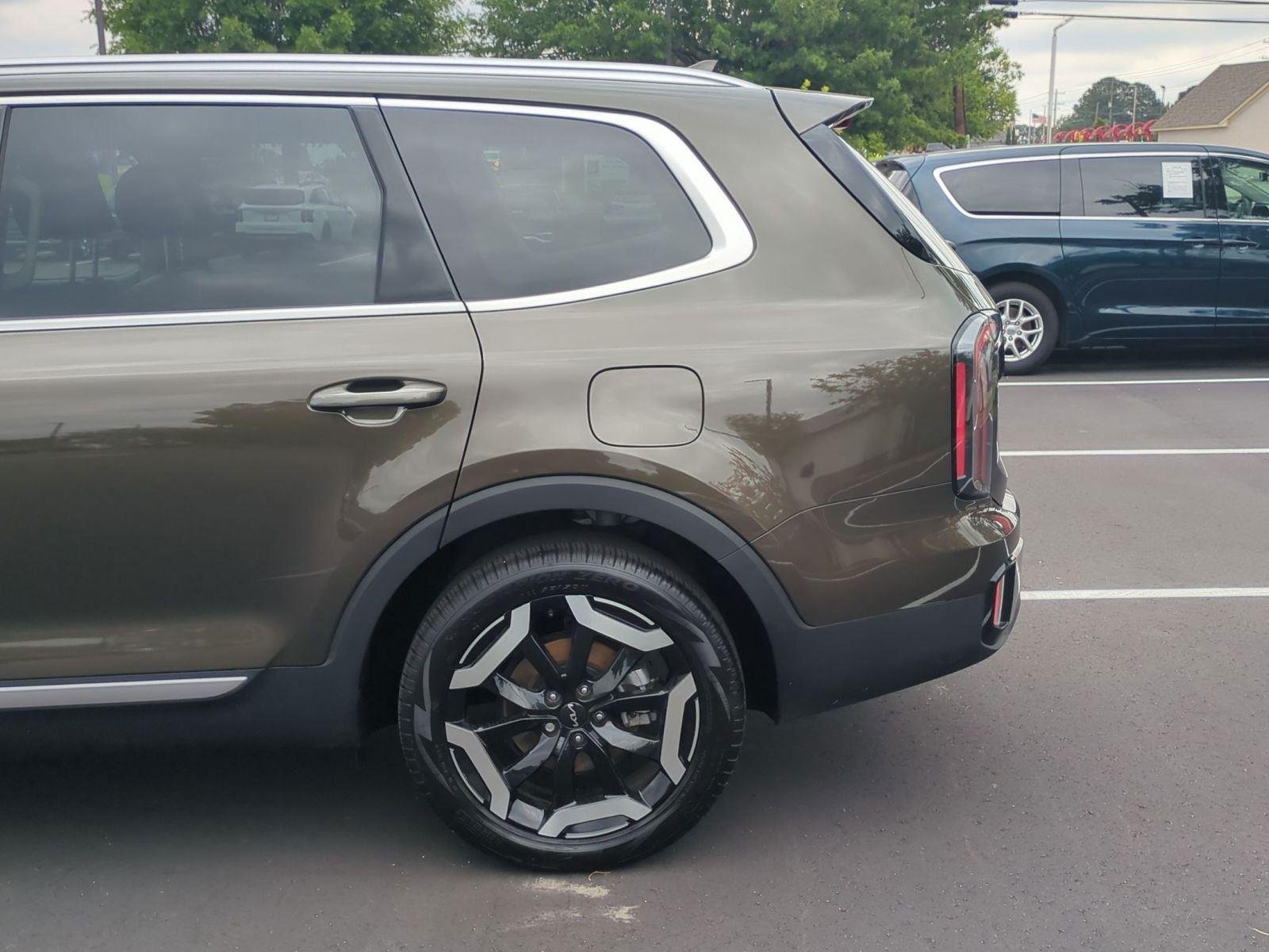 Used 2025 Dark Moss Kia EX image 22