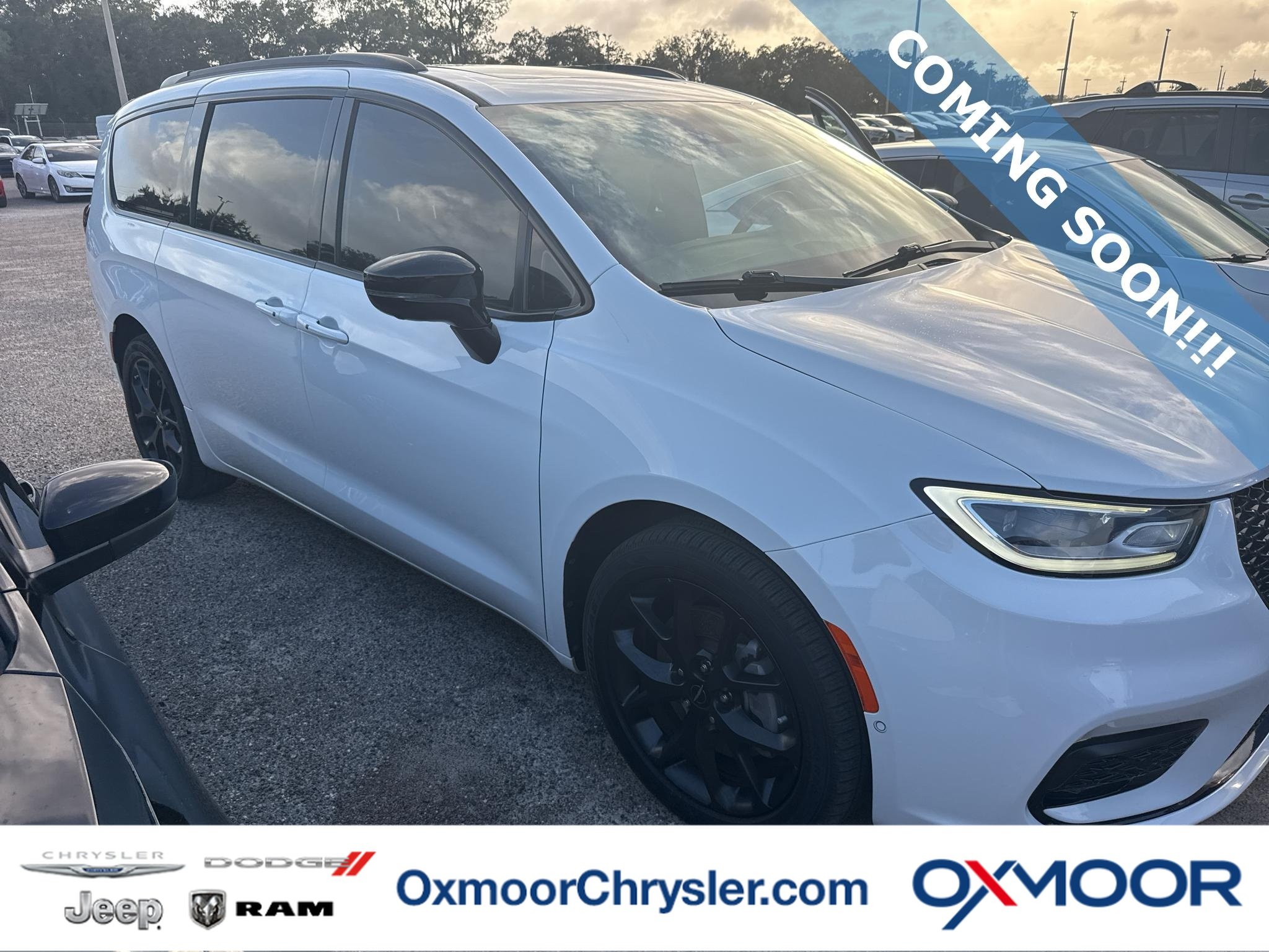 Used 2023 Bright White Clearcoat Chrysler Limited image 1