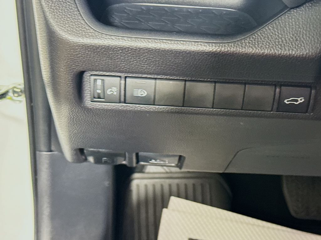 Used 2025 Wind Chill Pearl Toyota XLE Premium image 10