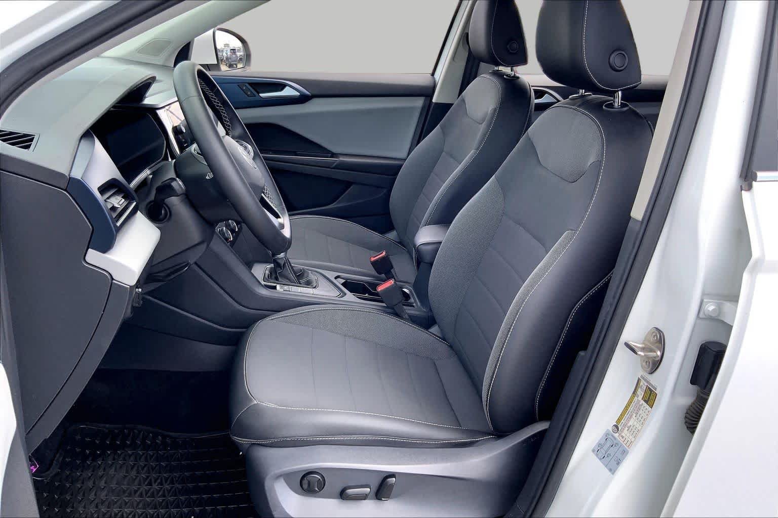 Used 2022 Pure White Volkswagen SE image 8