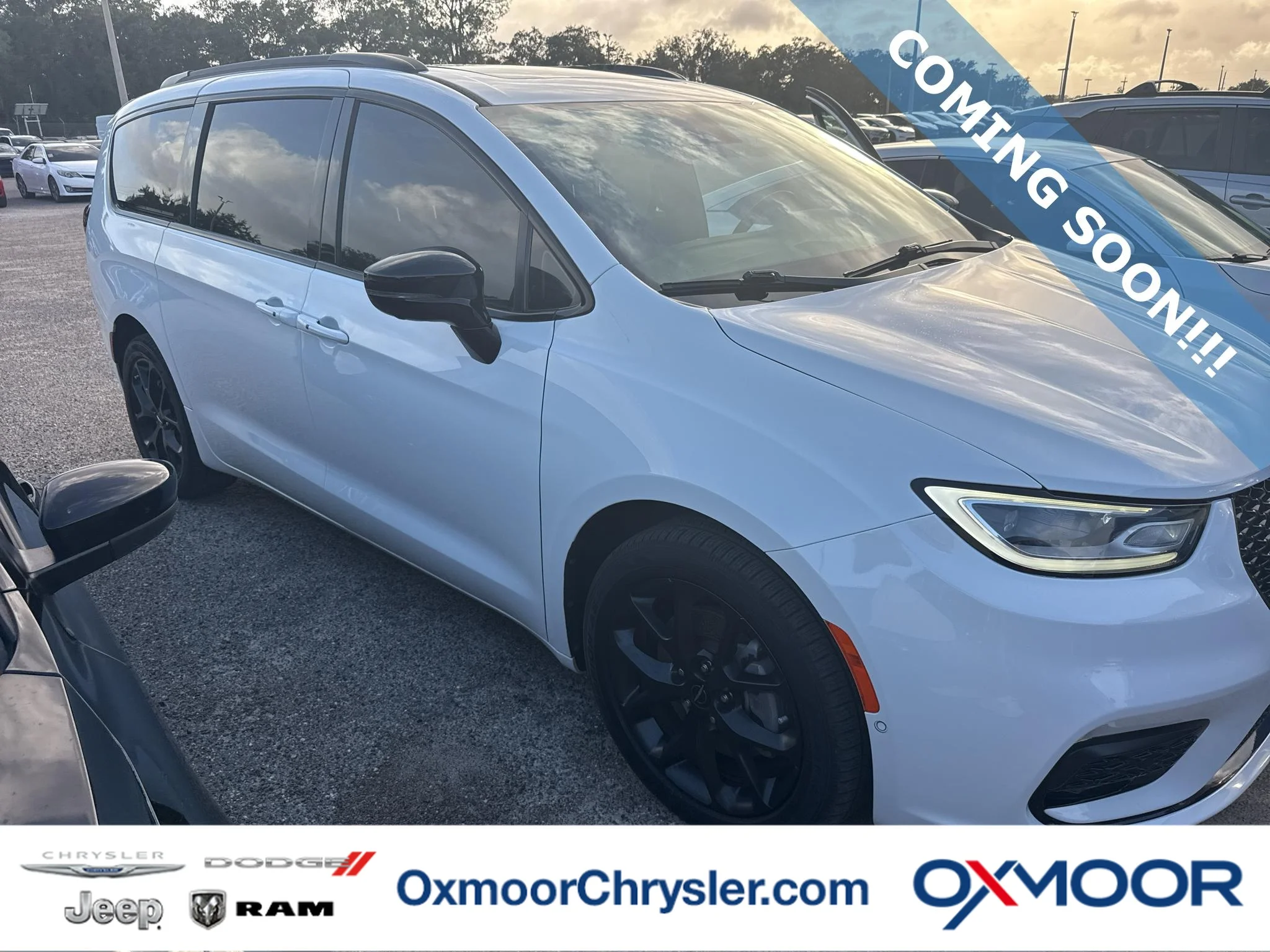 Used 2023 Bright White Clearcoat Chrysler Limited image 1