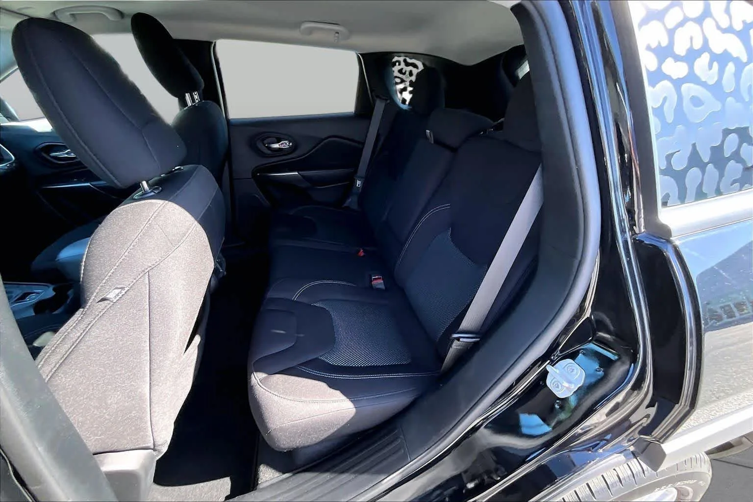Used 2021 Diamond Black Crystal Pearlcoat Jeep Latitude image 19