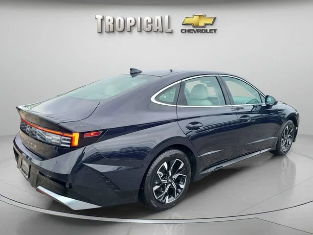 Used 2024 Blue Hyundai SEL image 5