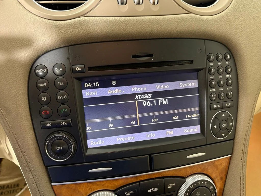 Used 2009 Diamond White Metallic Mercedes-Benz SL 550 image 21