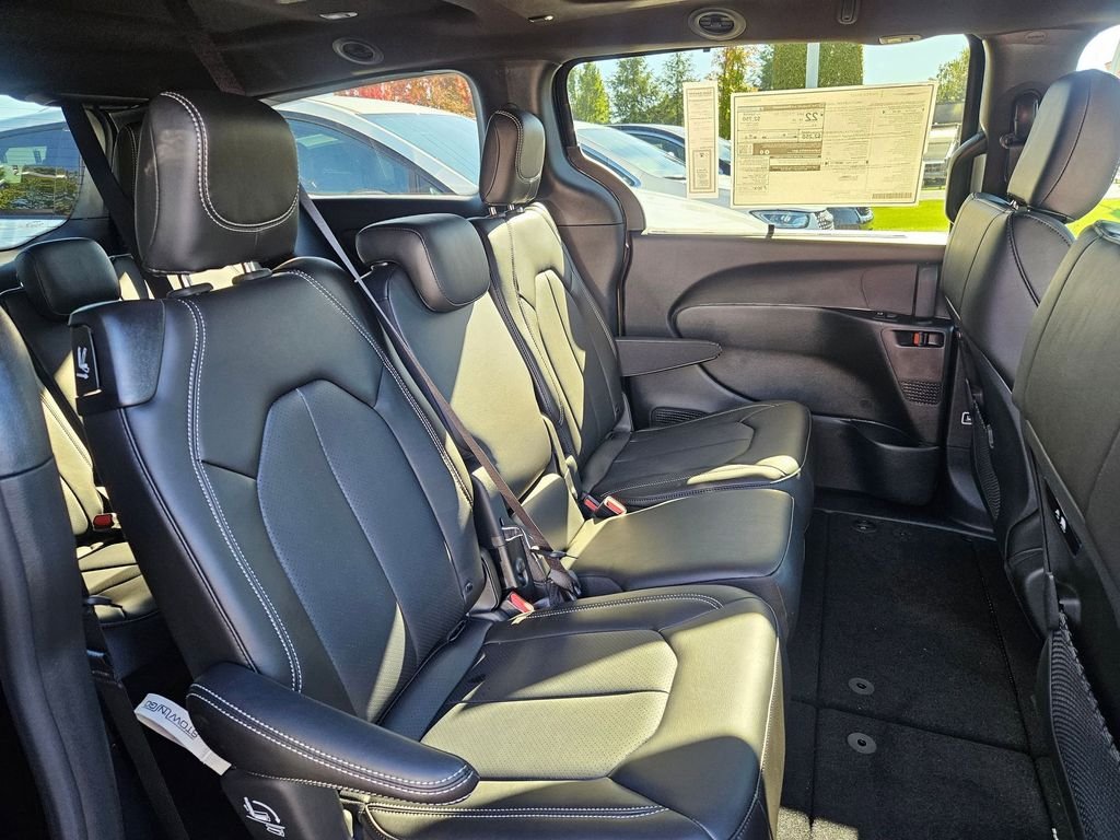 2026 Chrysler Pacifica Select - Photo 18