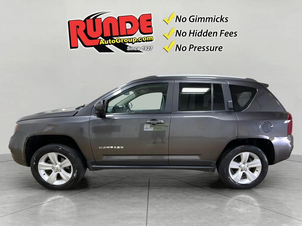 Used 2017 Granite Crystal Clearcoat Metallic Jeep Latitude image 3