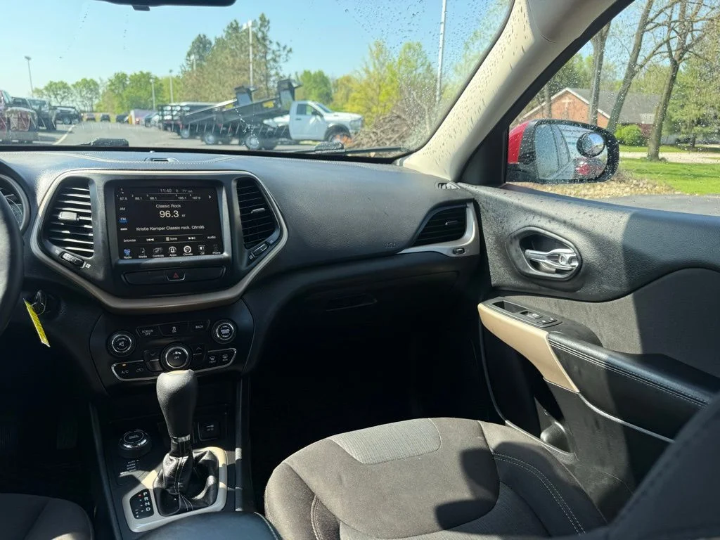 Used 2017 Red Jeep Latitude image 41
