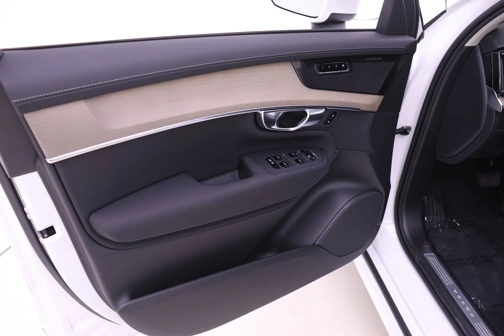 New 2027 White Volvo B6 Plus 7-Seater image 11