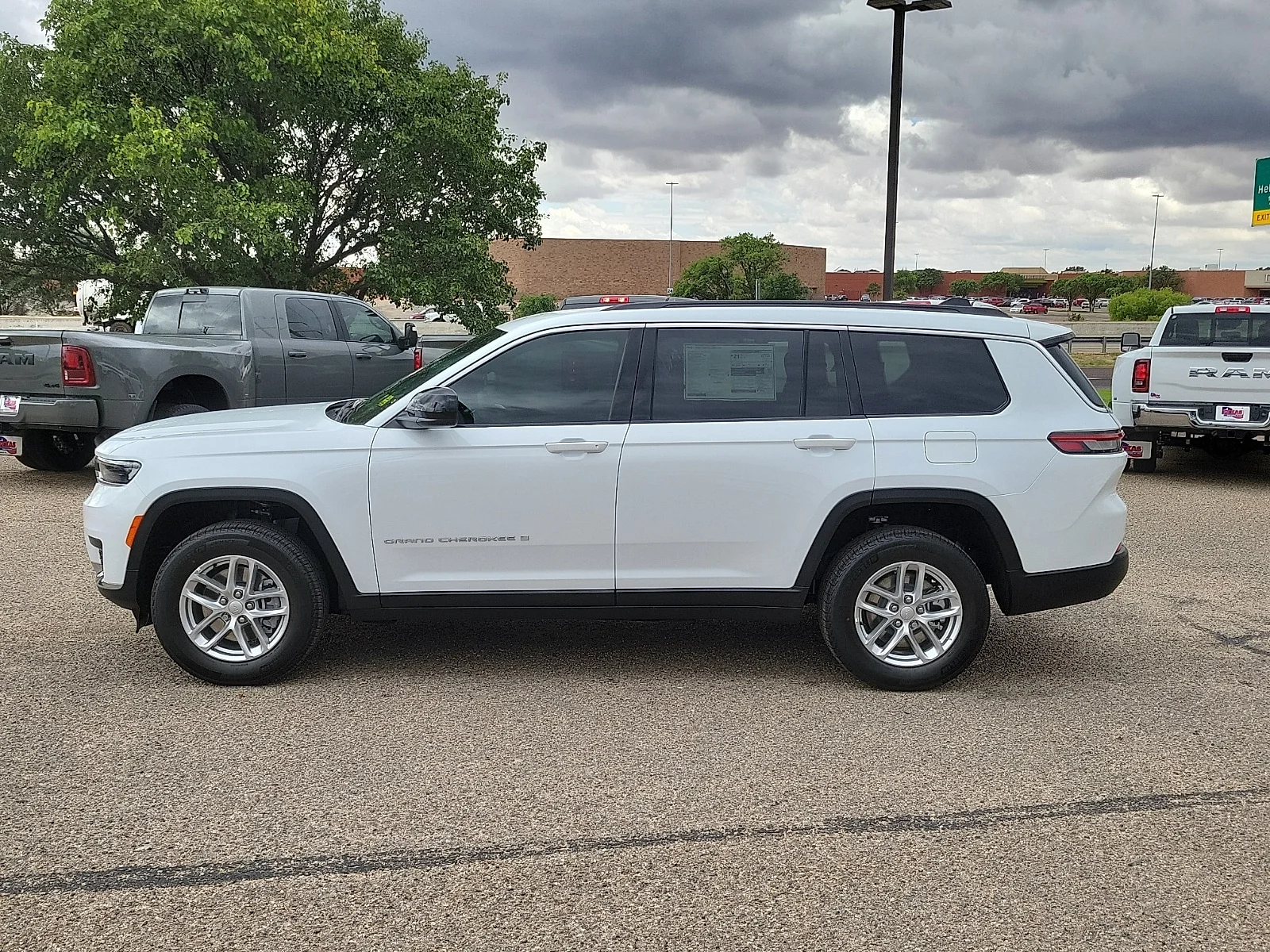 New 2026 PW7 Bright Whit Jeep L LAREDO 4X4 image 2