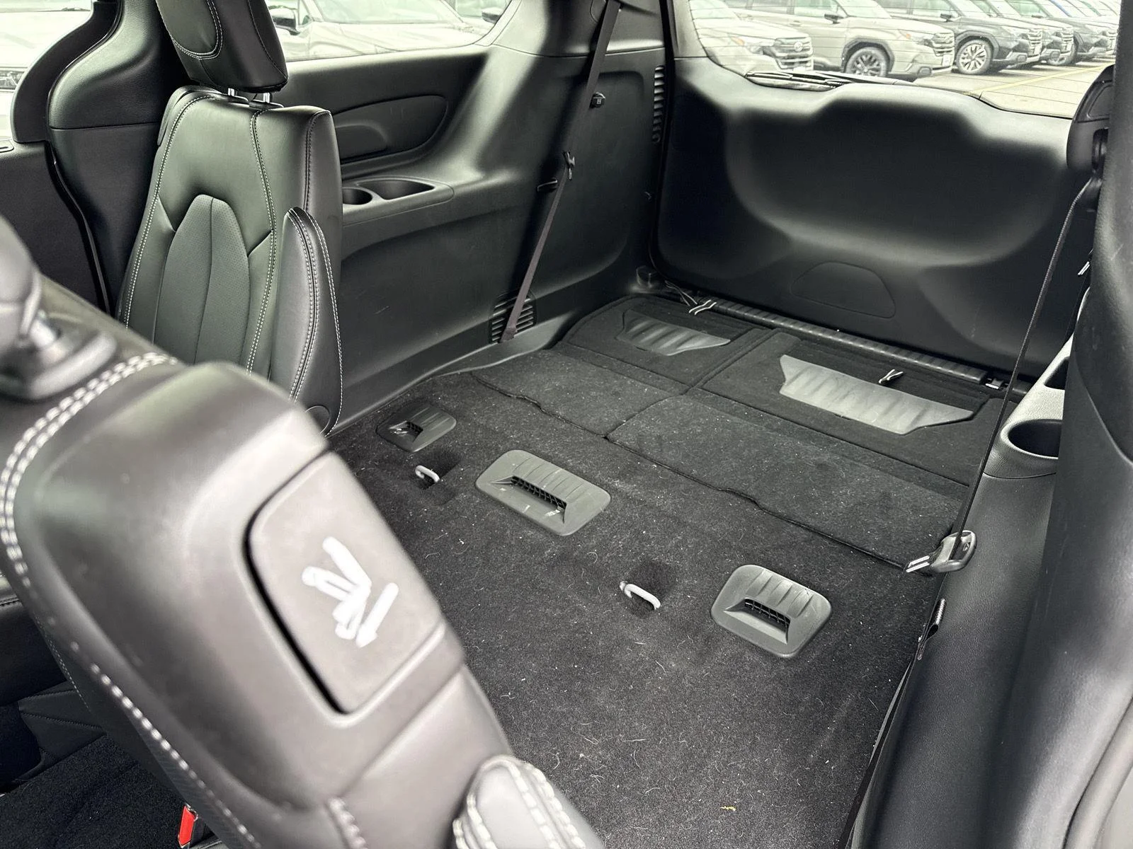 Used 2025 Ceramic Gray Clearcoat Chrysler Select image 10