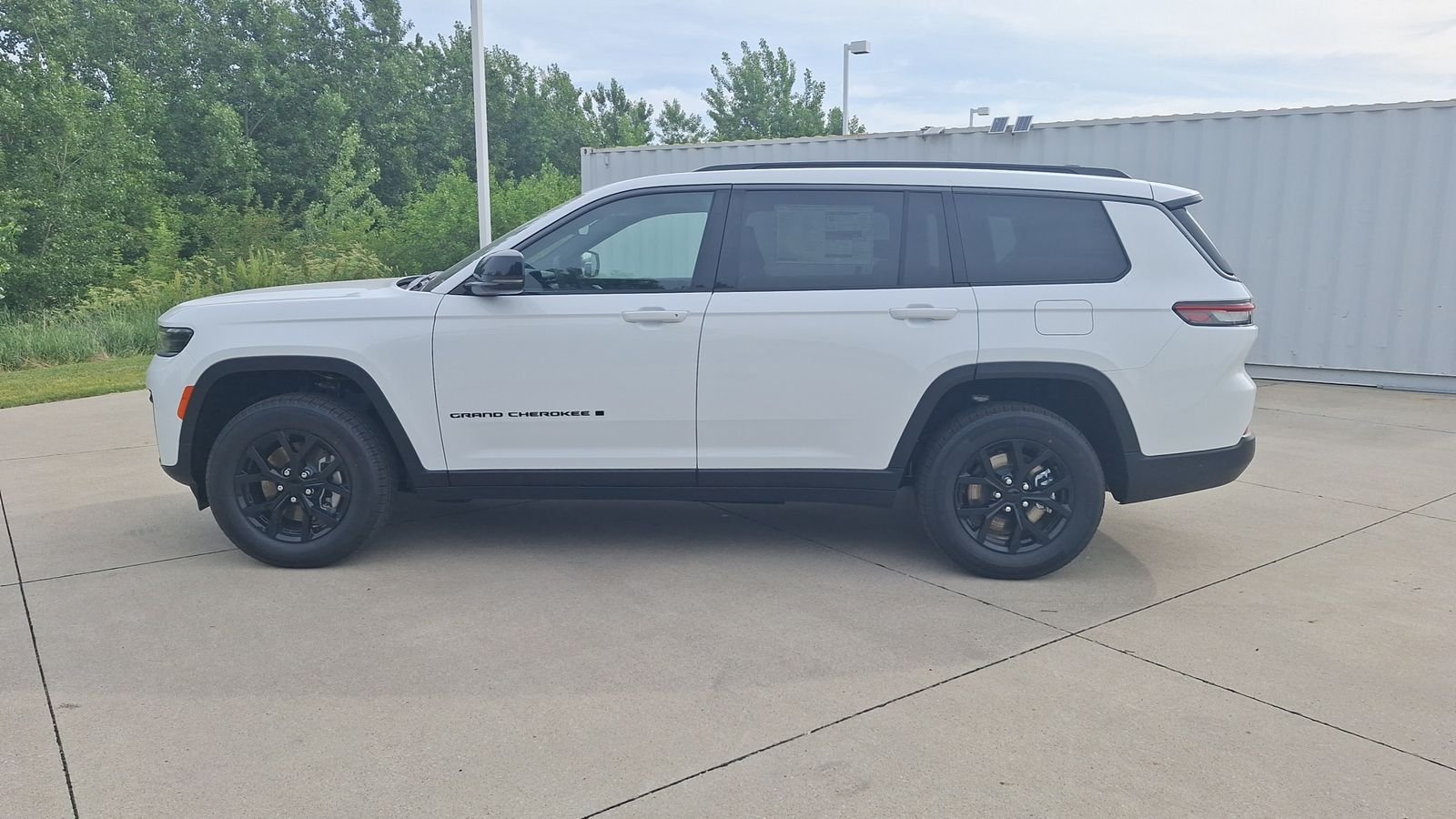New 2026 Bright White Clear-Coat Exterior Paint Jeep Altitude image 6
