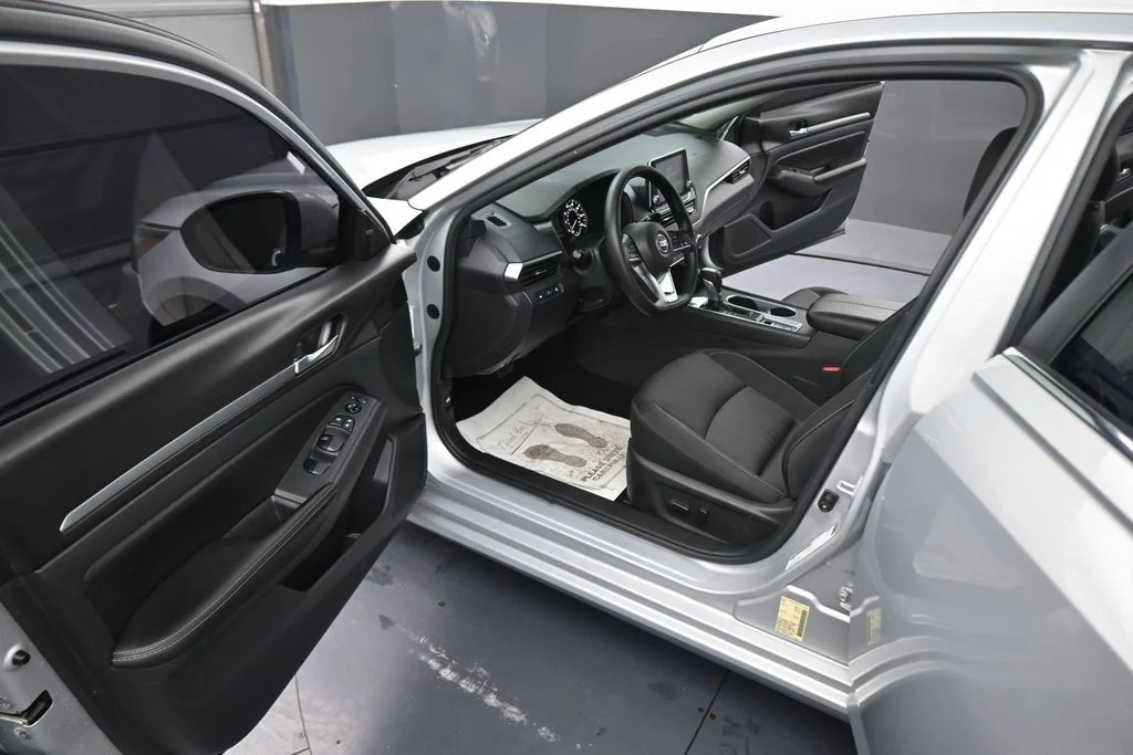 Used 2022 Silver Nissan 2.5 SV image 38