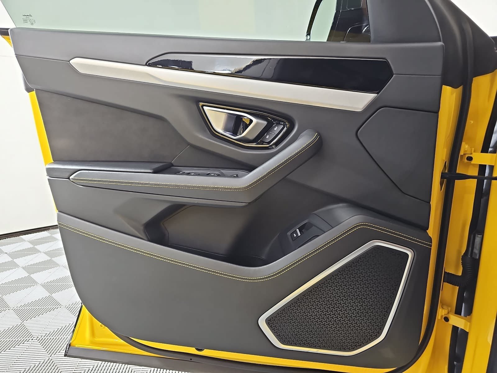 Used 2020  Lamborghini Base image 24