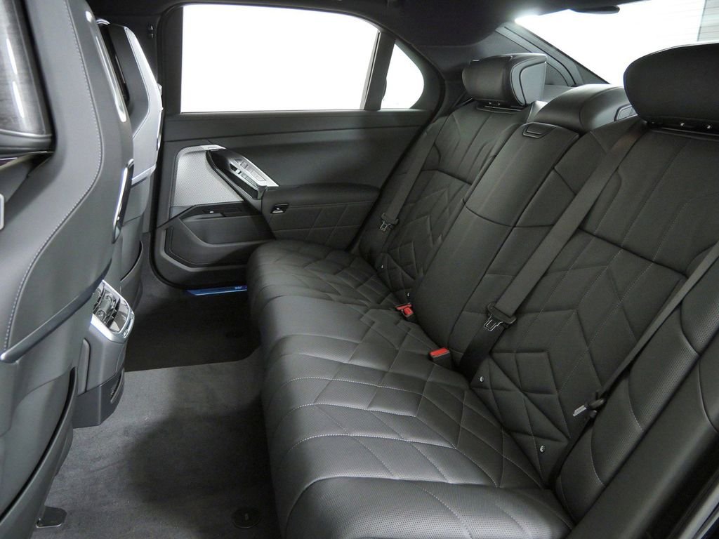 New 2026 Carbon Black Metallic BMW xDrive60 image 32