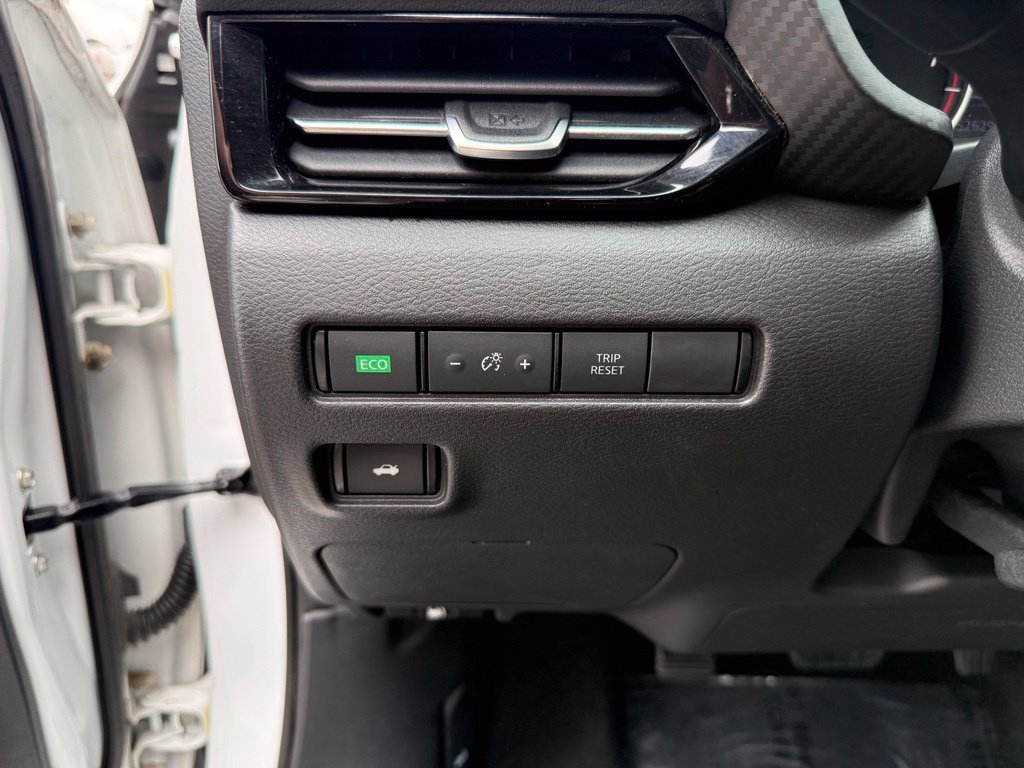 Used 2021 White Nissan SR image 7