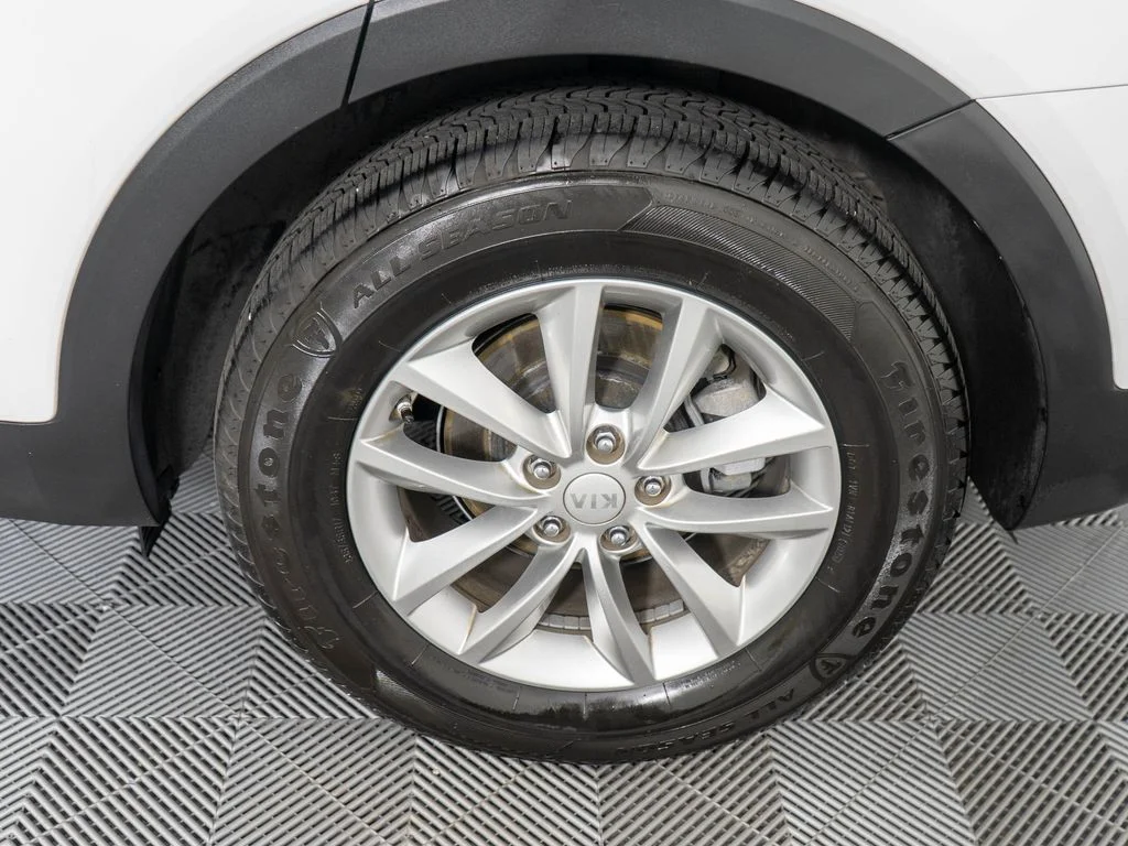Used 2016 White Kia LX image 26