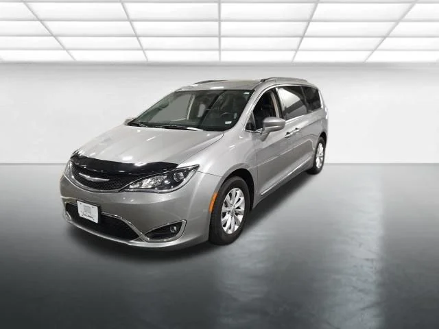 Used 2017 Silver Chrysler Touring L image 8
