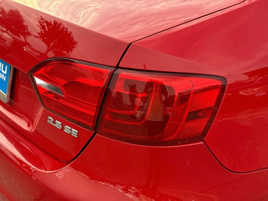Used 2012 Red Volkswagen 2.5L SE image 29