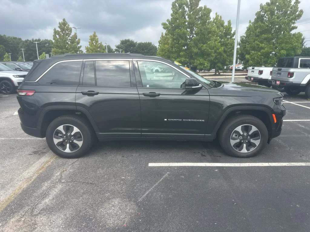 New 2024 Rocky Mountain Pearl-Coat Exterior Paint Jeep 4xe image 12