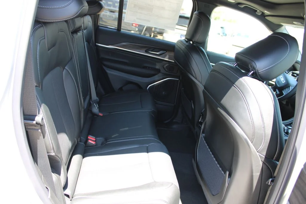 New 2026 Silver Zynith Exterior Paint Jeep Limited Reserve image 12