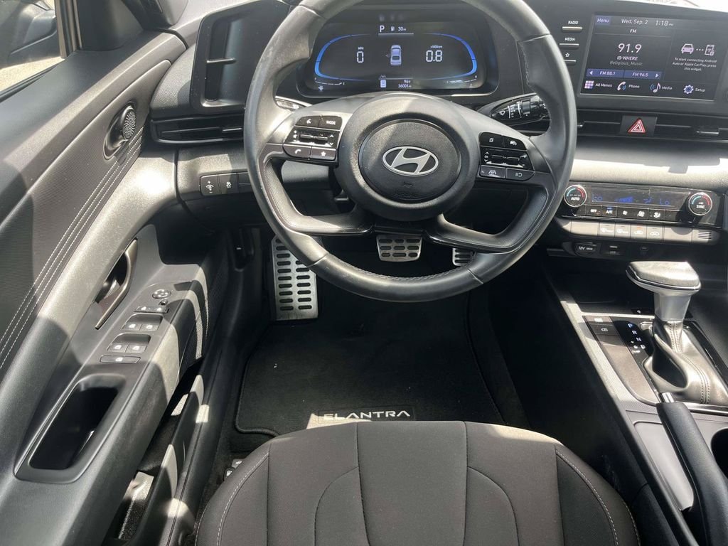 Used 2025 Gray Hyundai SEL Sport image 13
