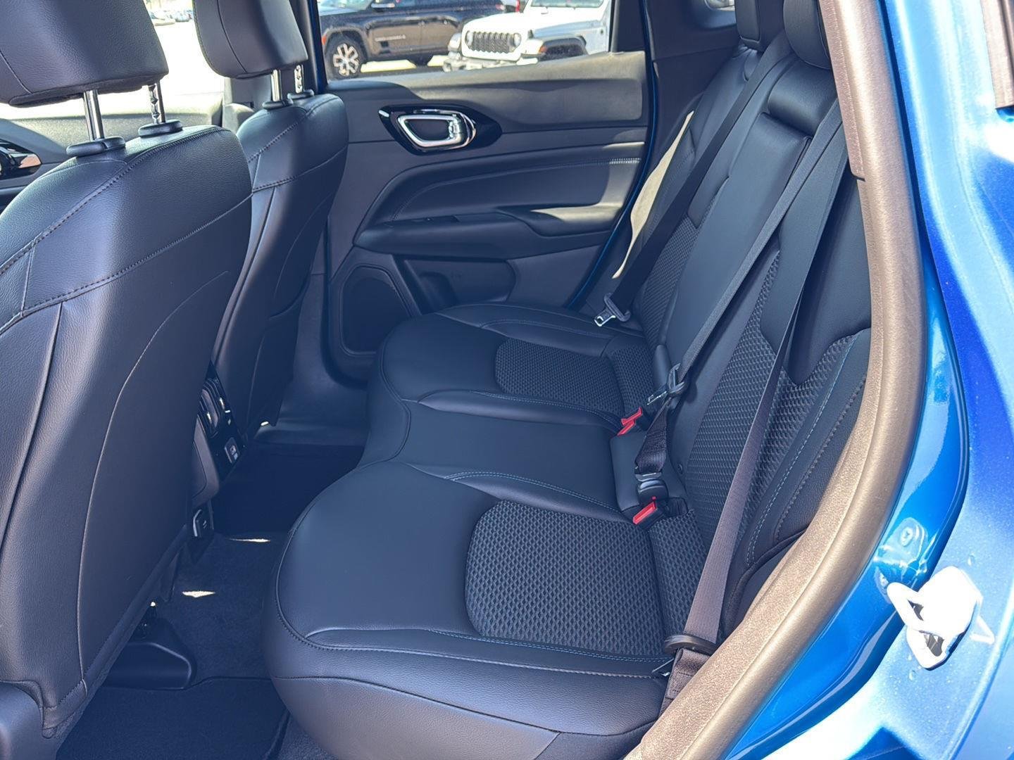 New 2026 Hydro Blue Pearl-Coat Exterior Paint Jeep Latitude Altitude image 9
