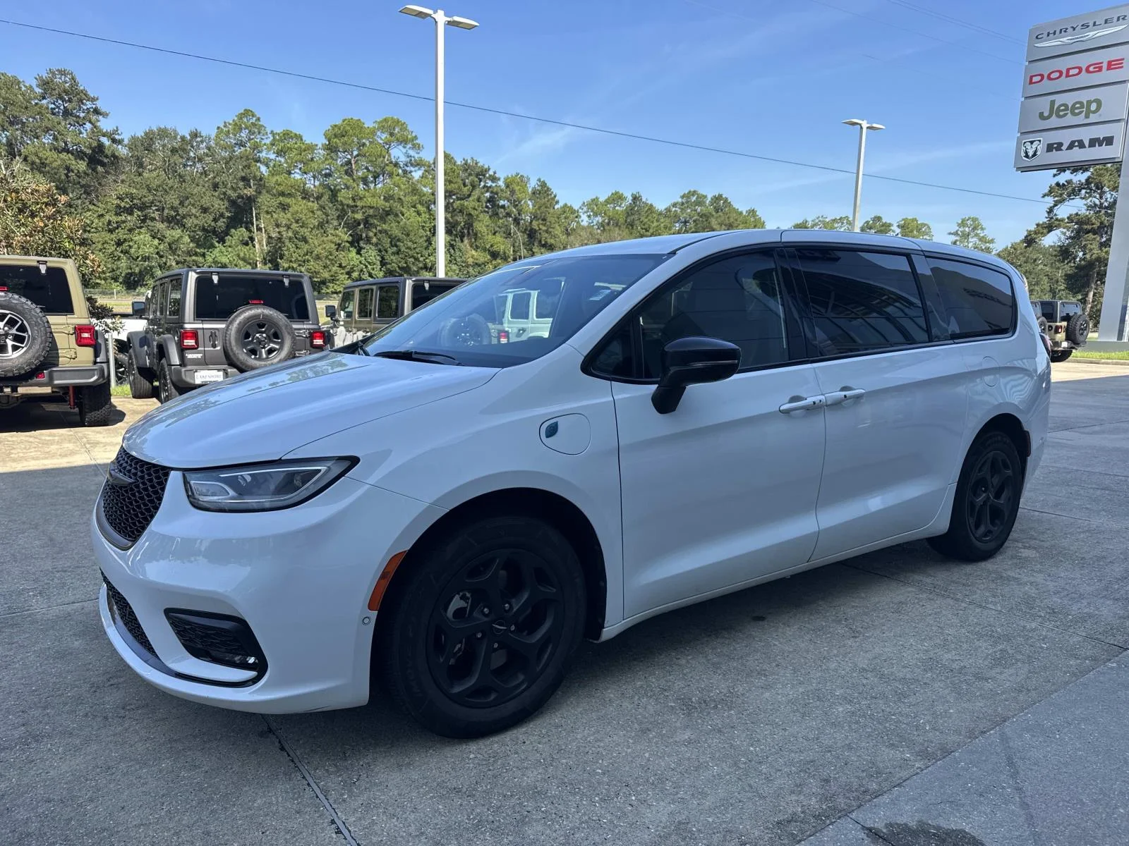 Used 2024 White Chrysler Hybrid S Appearance Pkg FWD image 3