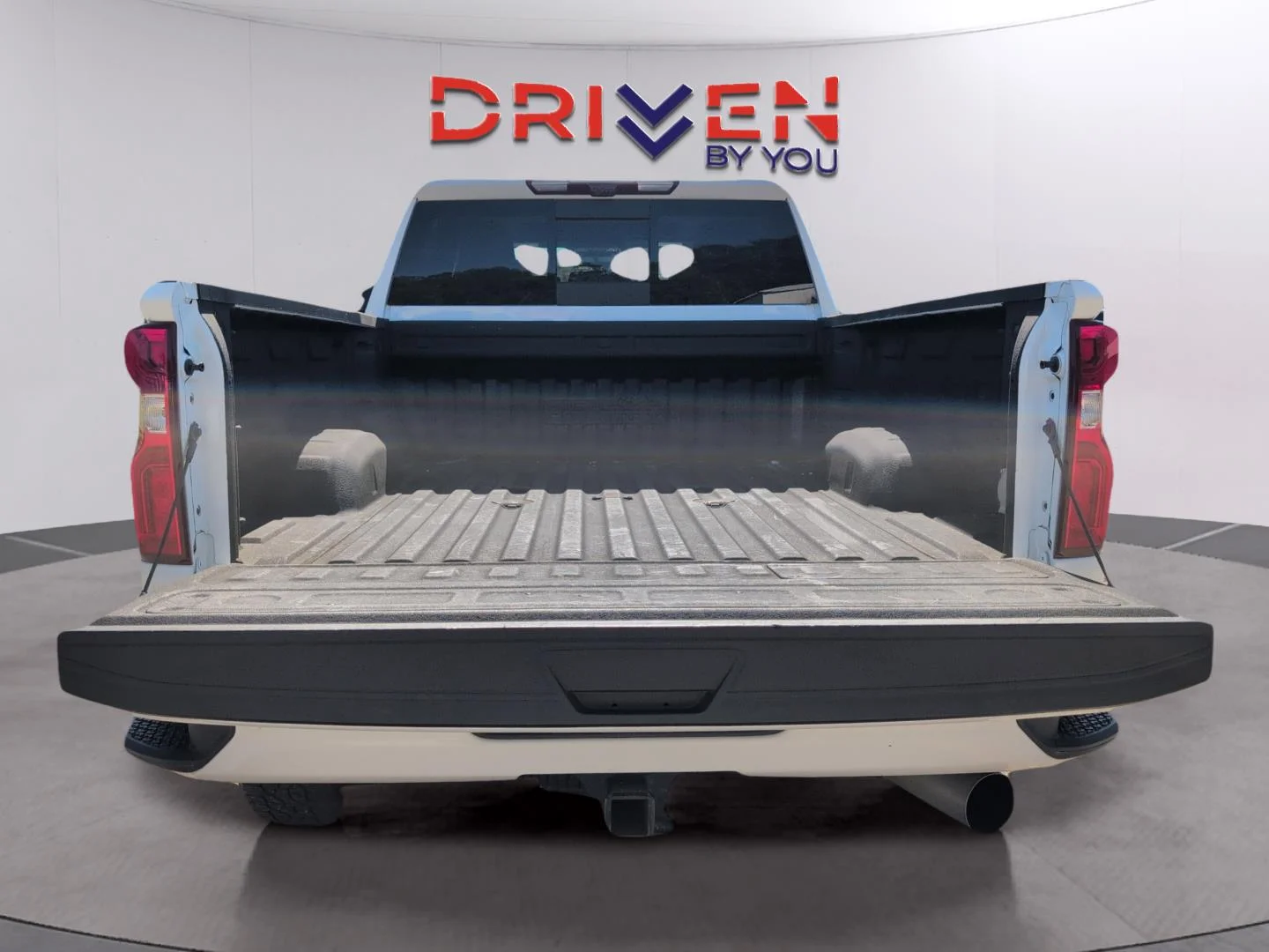 Used 2024 Summit White Chevrolet High Country image 9