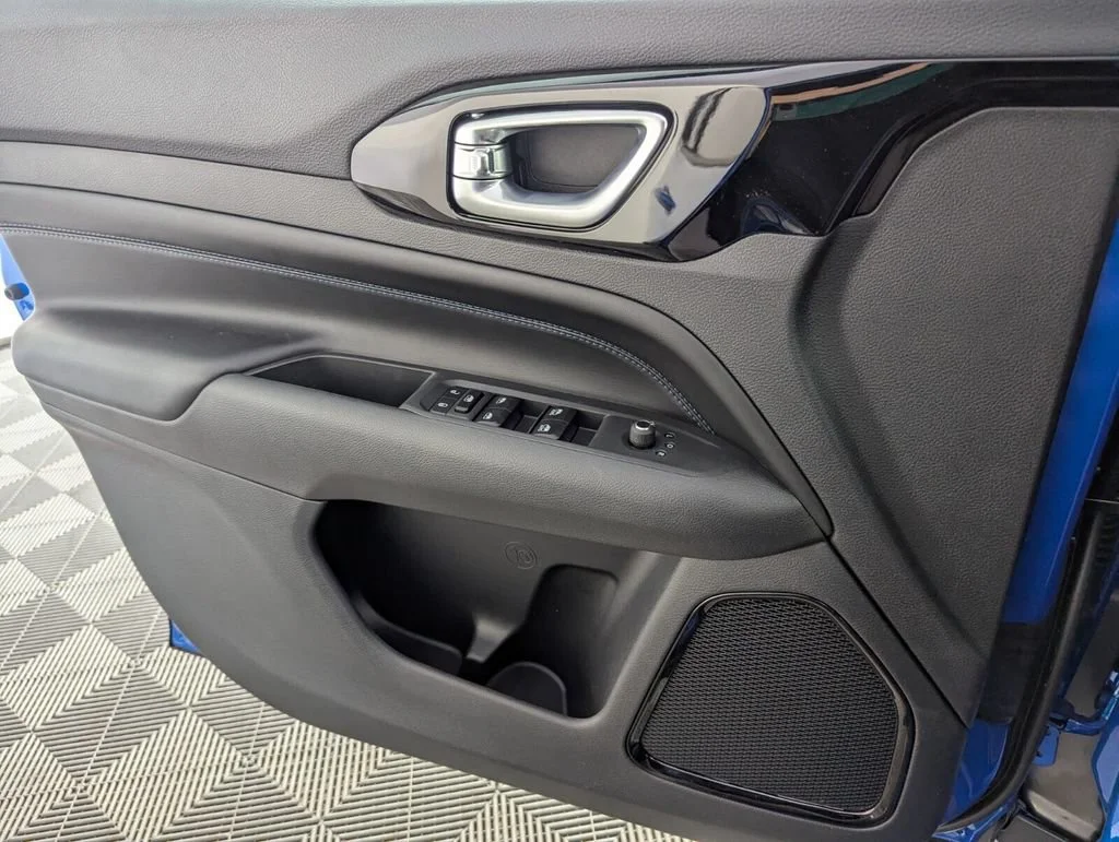 New 2026 Hydro Blue Pearl-Coat Exterior Paint Jeep Latitude Altitude image 24