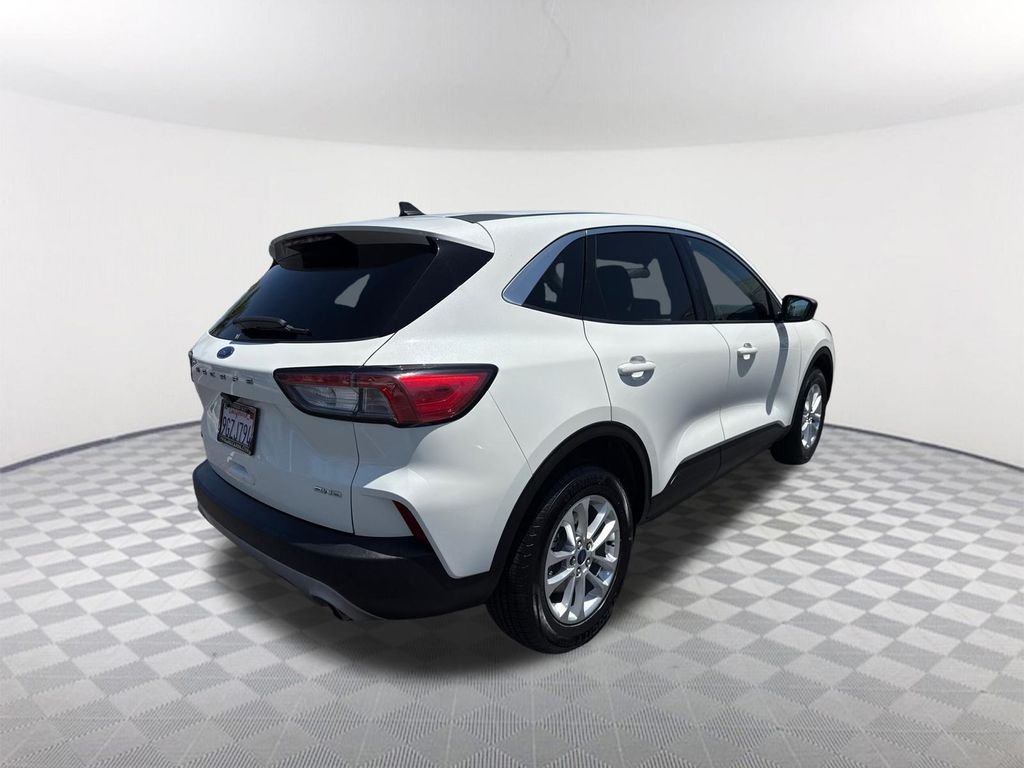 Used 2022 White Ford SE image 4