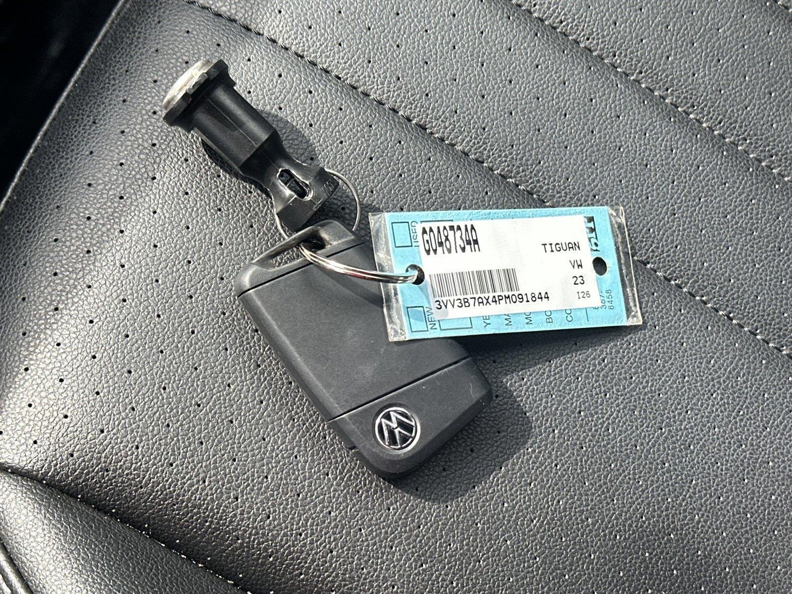 Used 2023 Deep Black Pearl Volkswagen SE image 30