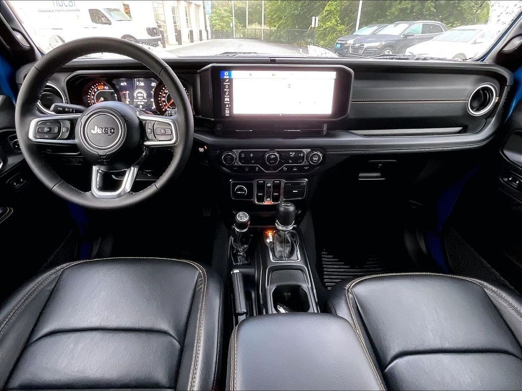 Used 2025 Hydro Blue Pearl Coat Jeep Sahara image 21