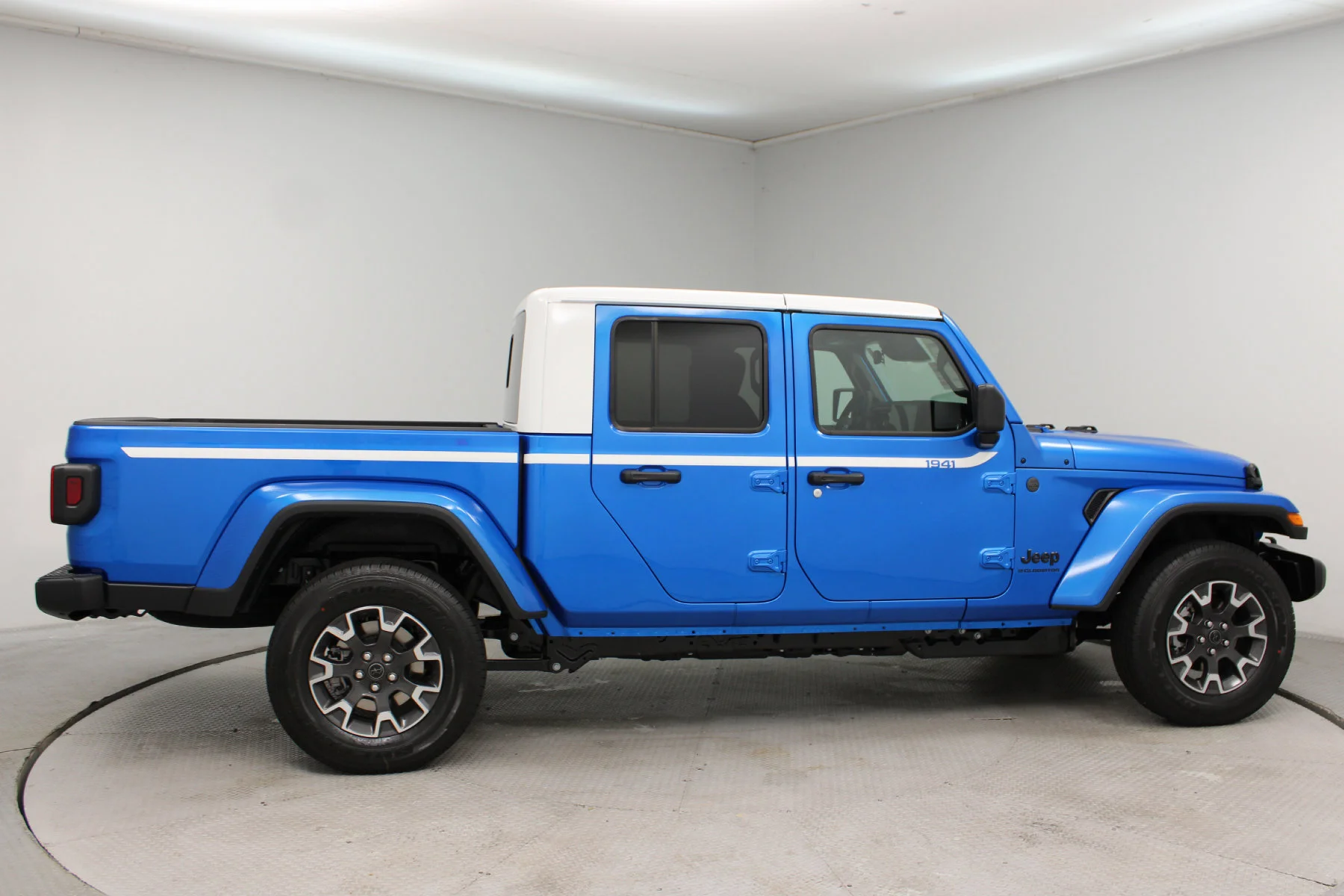 New 2026 Hydro Blue Pearl-Coat Exterior Paint Jeep Sahara image 22