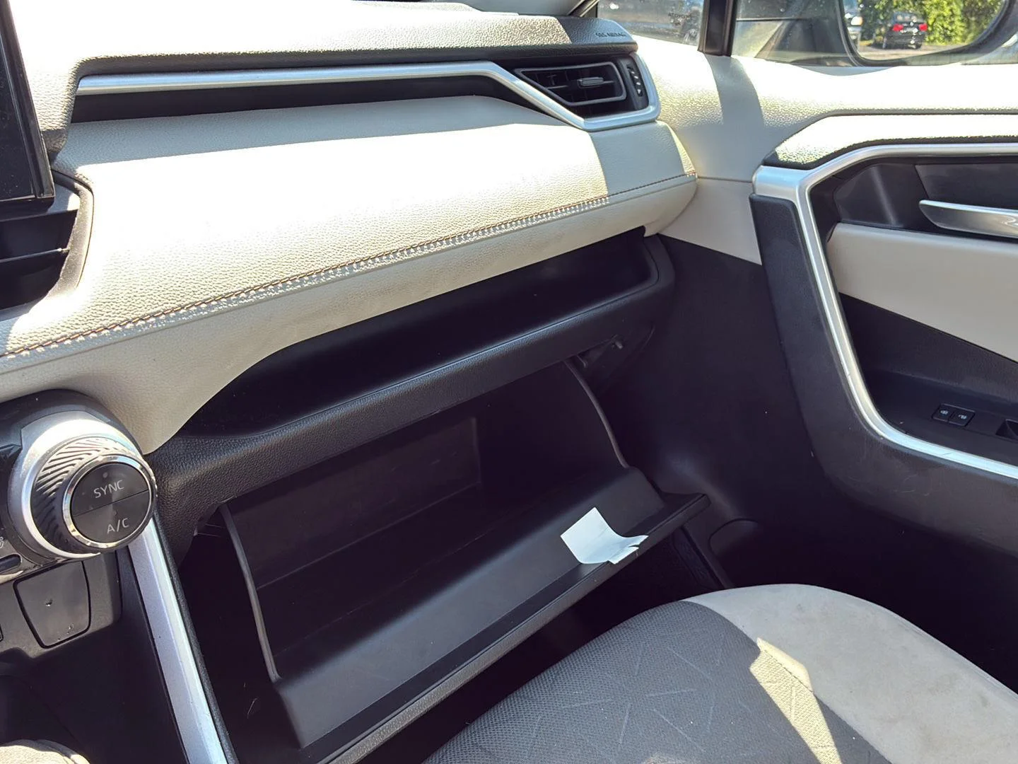 Used 2022 White Toyota XLE image 20