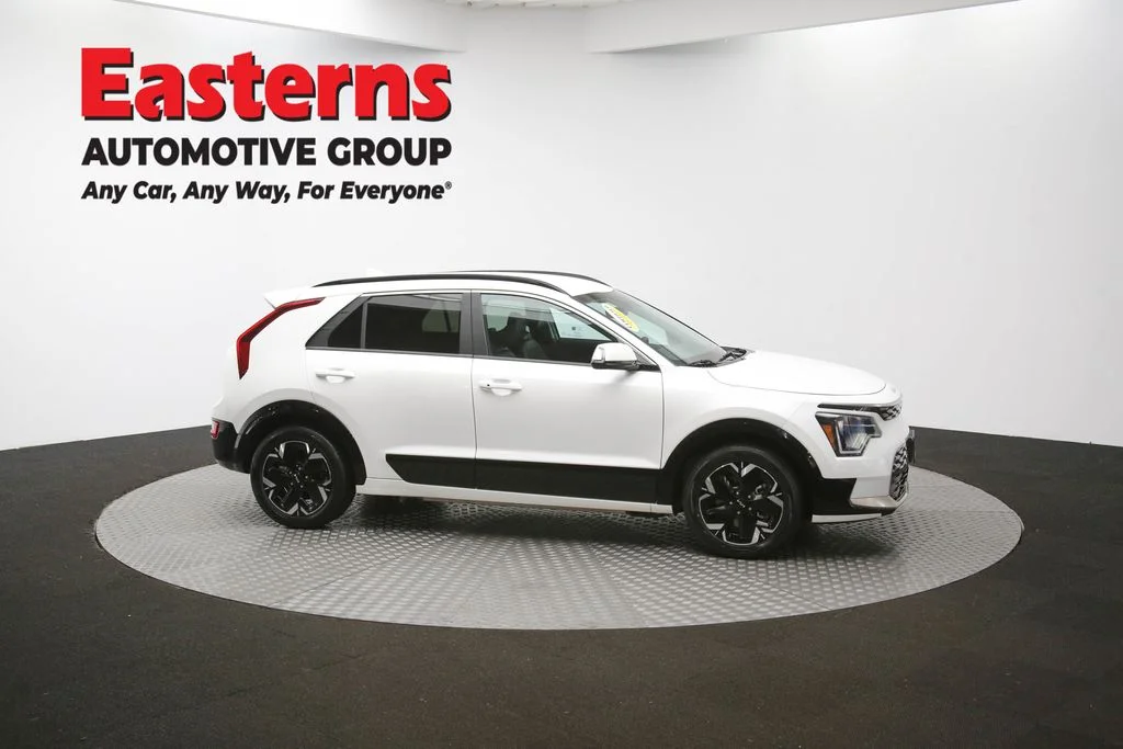 Used 2024 White Kia Wind image 46
