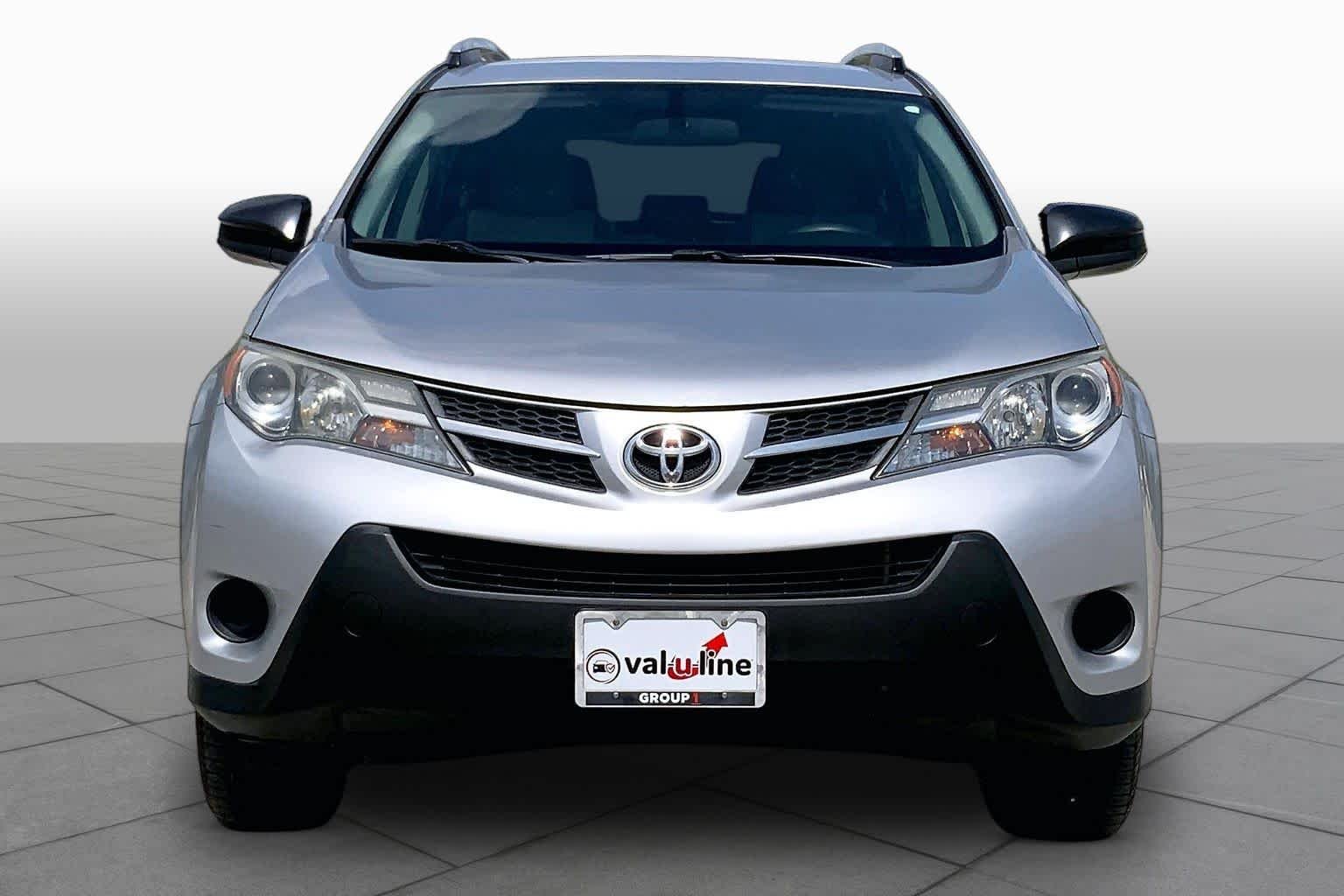 Used 2015 Classic Silver Metallic Toyota LE image 4