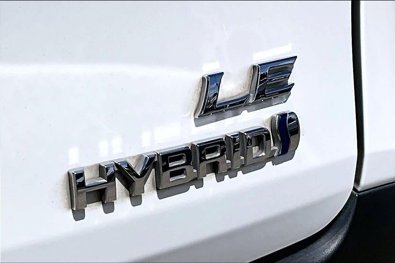 Used 2022 White Toyota LE image 9