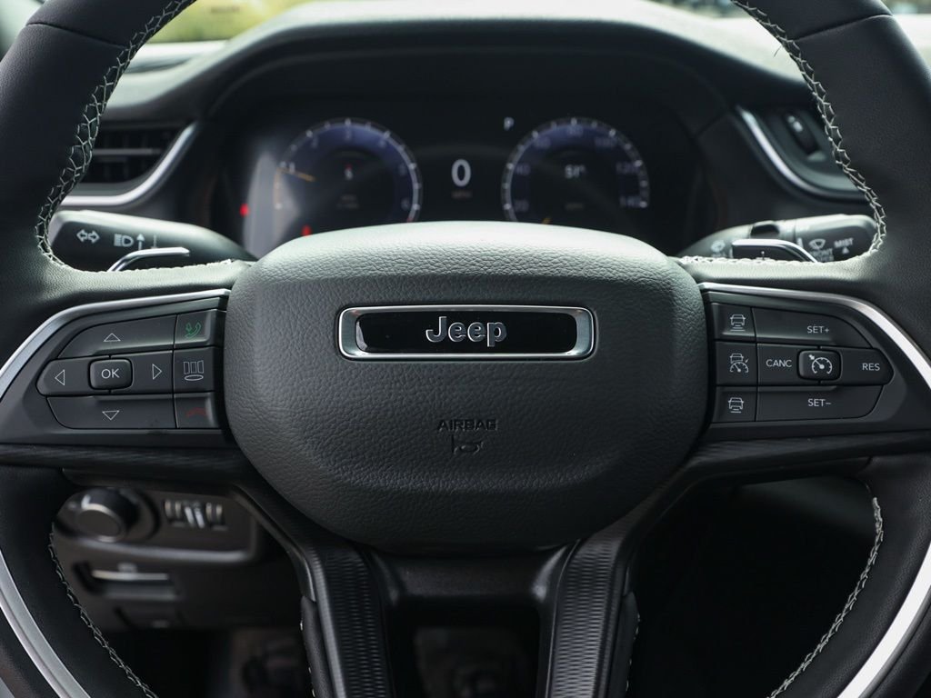 New 2026 Bright White Clear-Coat Exterior Paint Jeep Laredo image 24