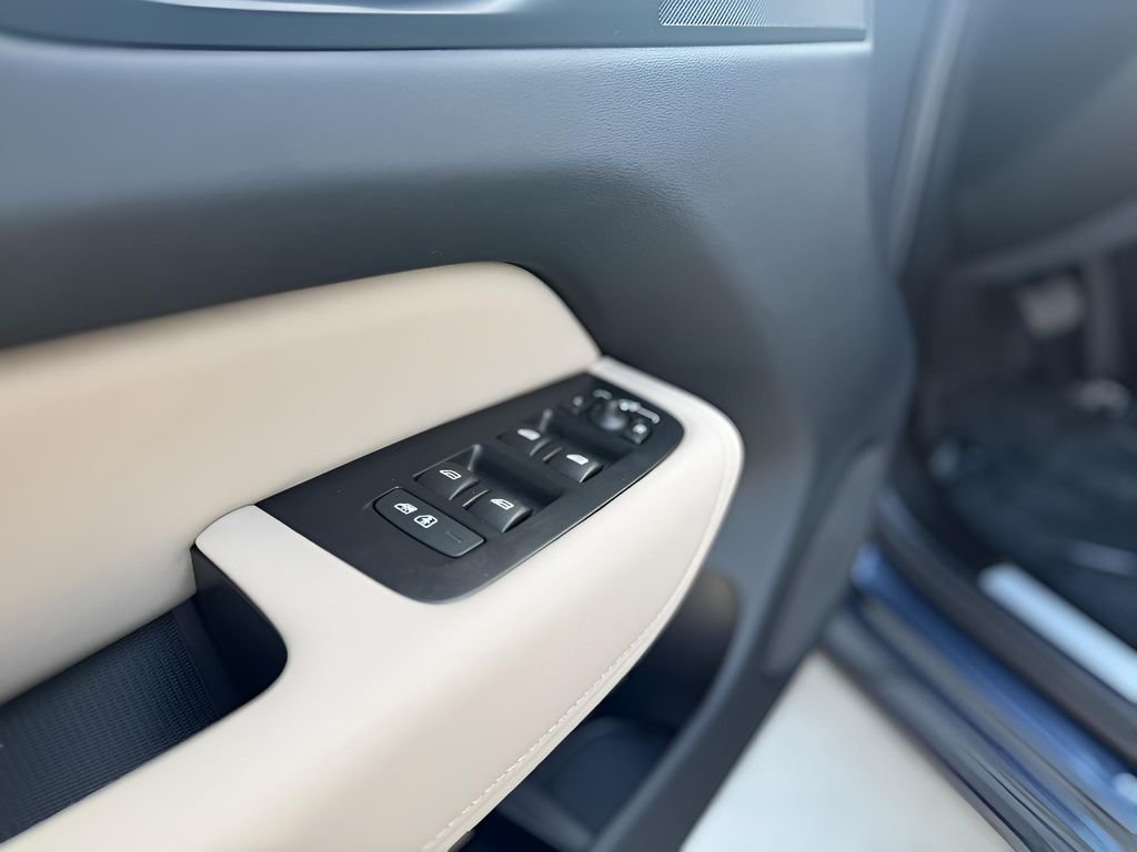 2026 Volvo XC60 Plus - Photo 11