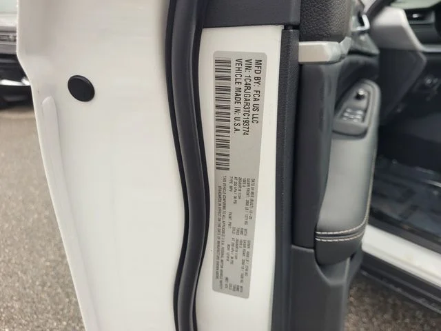 New 2026 Bright White Clear-Coat Exterior Paint Jeep Altitude image 19