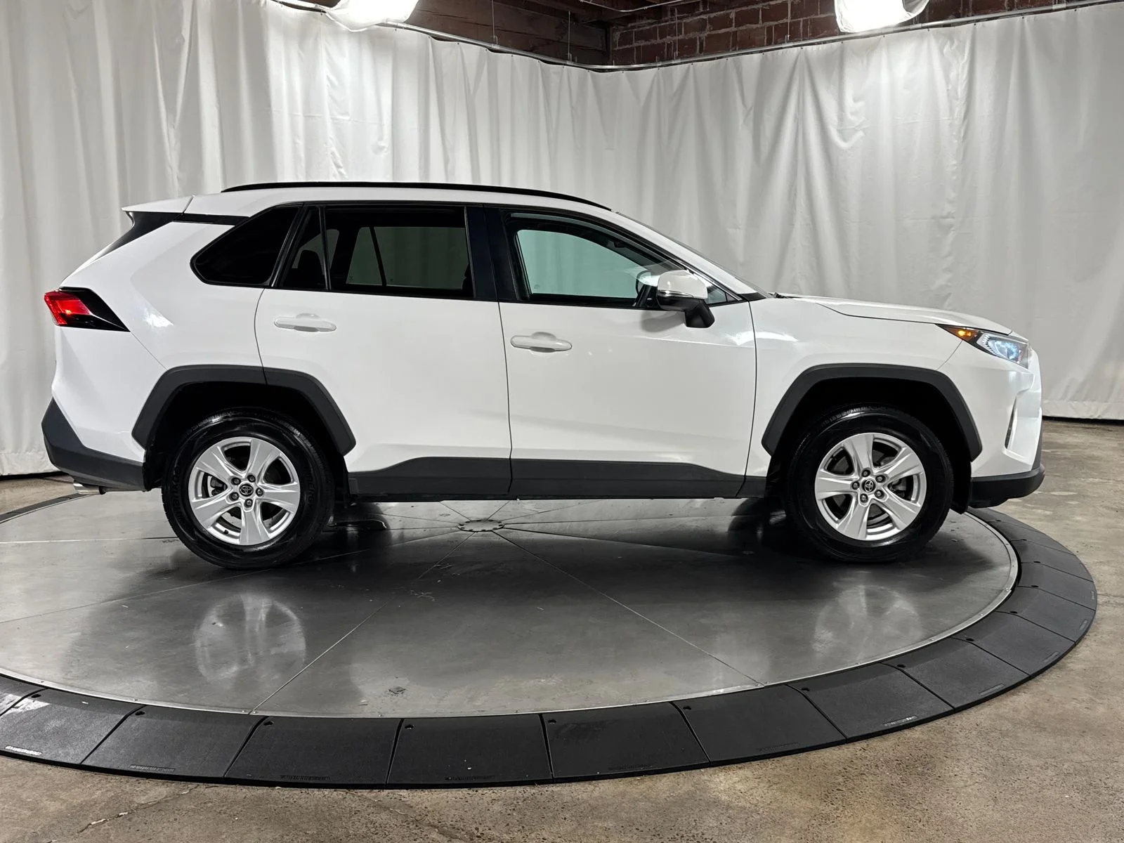 Used 2021 White Toyota XLE image 9