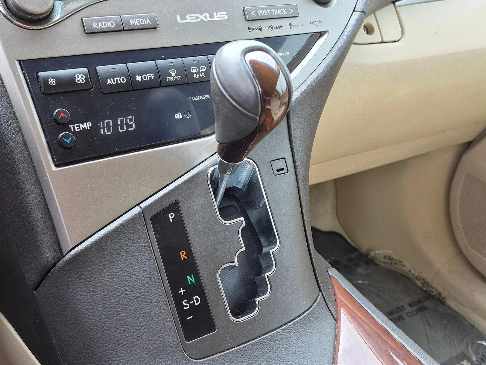 Used 2015 Claret Mica Lexus  image 15