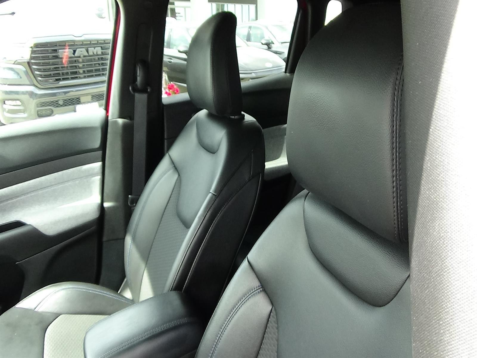 Certified Used 2025 Red Hot Pearl Coat (pr6) Jeep Latitude image 17
