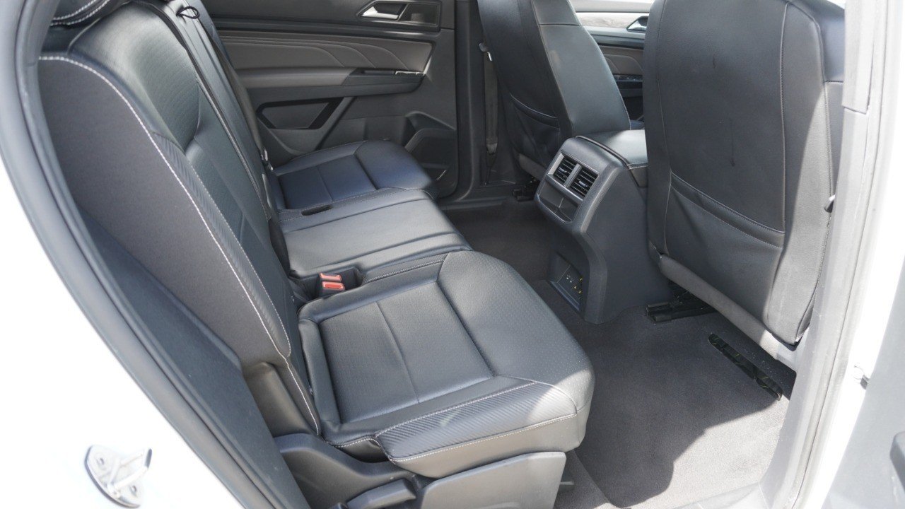 Used 2021 White Volkswagen 2.0T SE w/Technology image 30