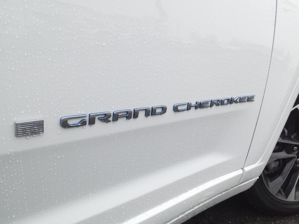 New 2024 Bright White Clear-Coat Exterior Paint Jeep Overland image 26