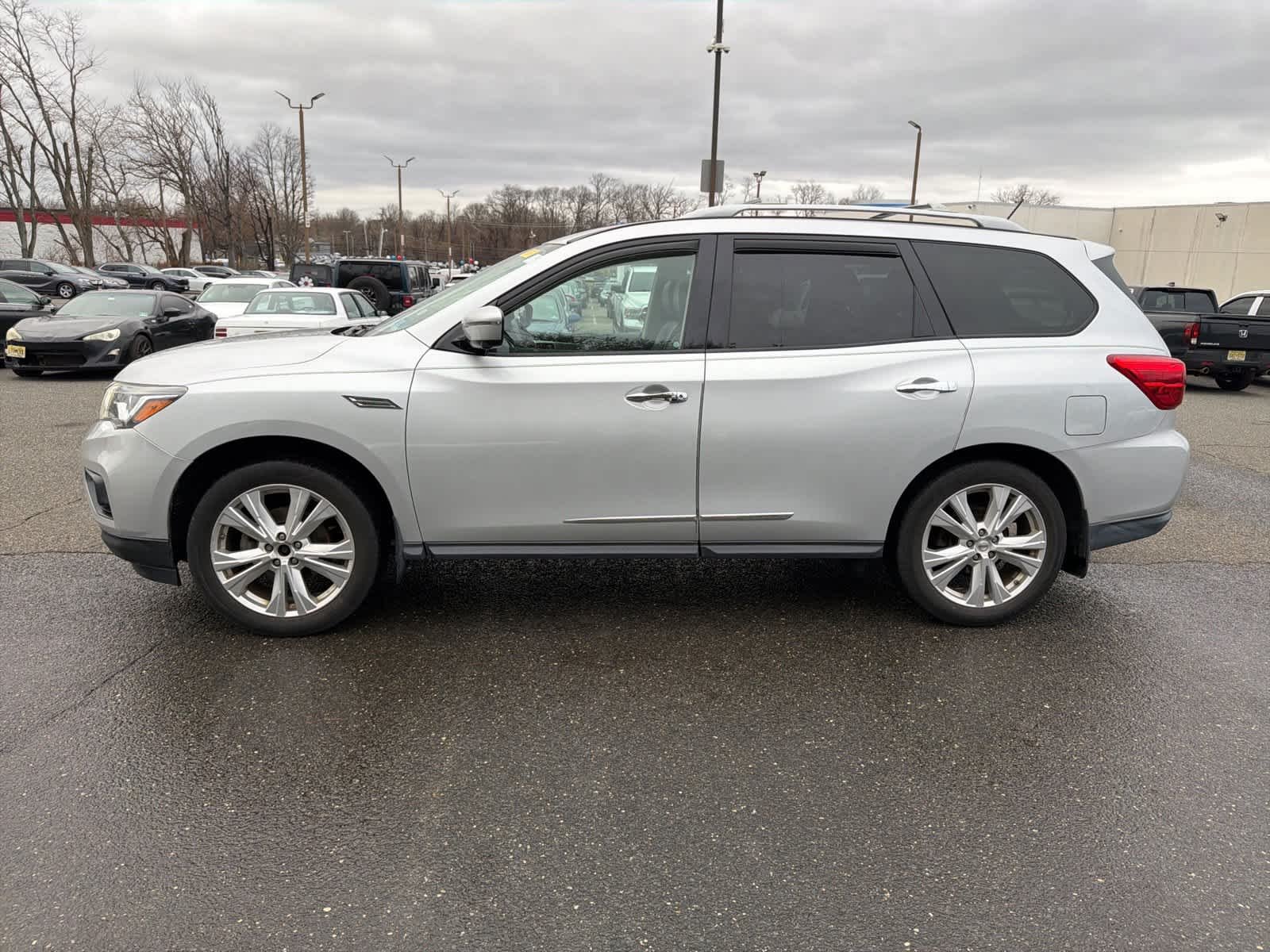 Used 2018 Nissan Pathfinder SL with VIN 5N1DR2MM9JC638226 for sale in Eatontown, NJ