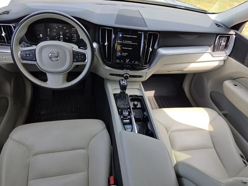 Used 2019 Denim Blue Metallic Volvo Momentum image 9