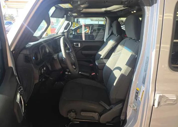 Used 2024 Silver Zynith Clearcoat Jeep Rubicon image 9