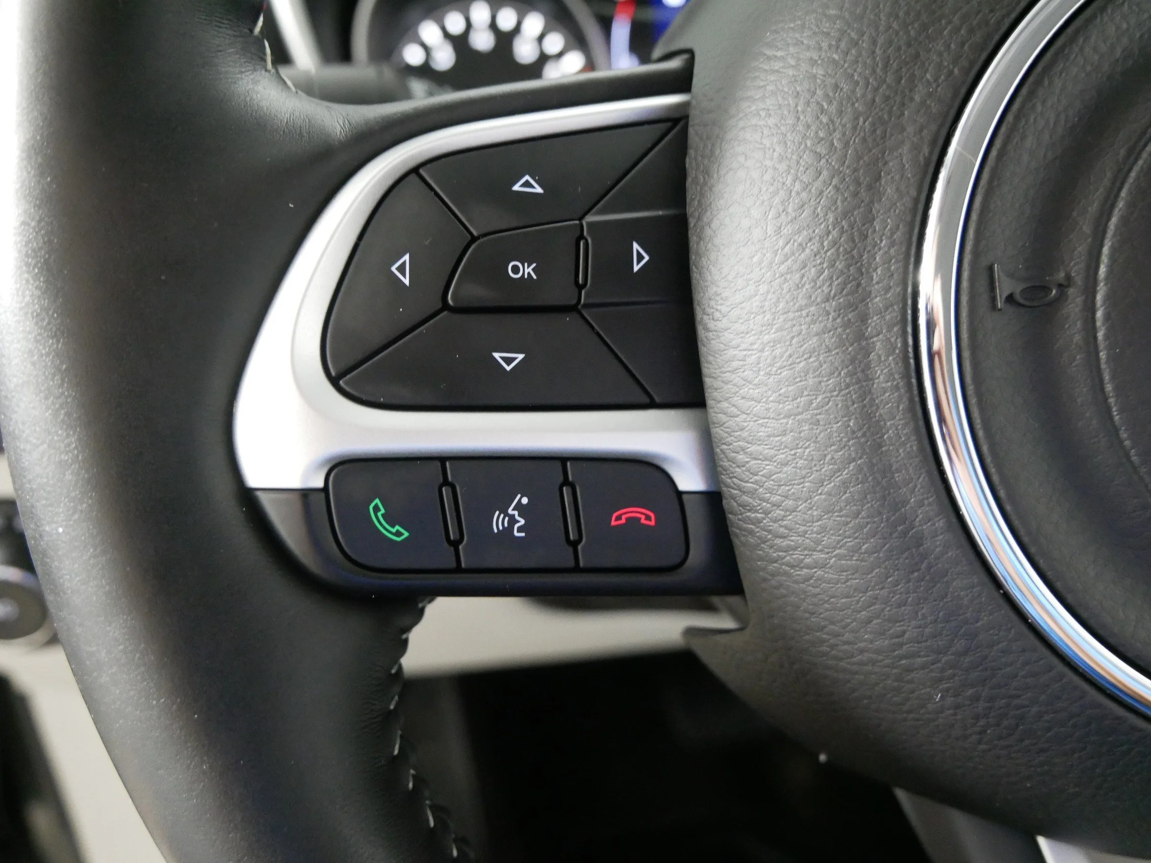 Used 2017 Diamond Black Crystal Pearlcoat Jeep Latitude image 27
