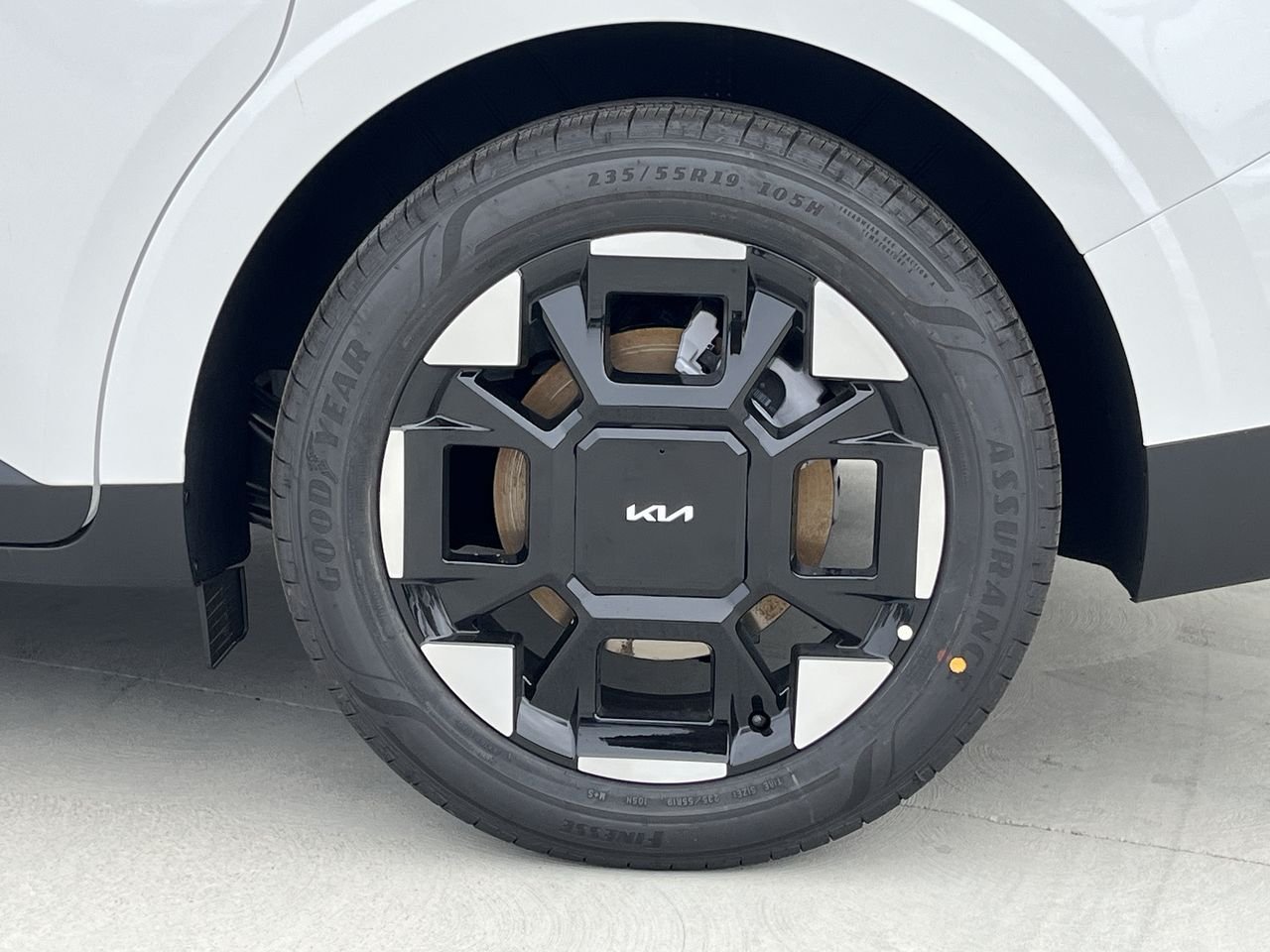 New 2026 Snow White Pearl Kia EX image 32
